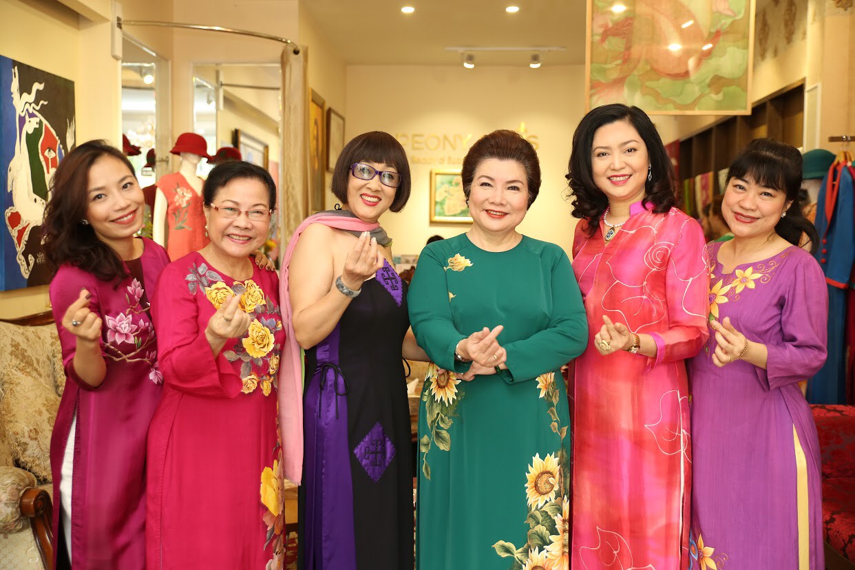 PHỤ NỮ CHÍNH LÀ ĐÓA HOA XINH ĐẸP, RỰC RỠ VÀ TỎA HƯƠNG THƠM CHO ĐỜI