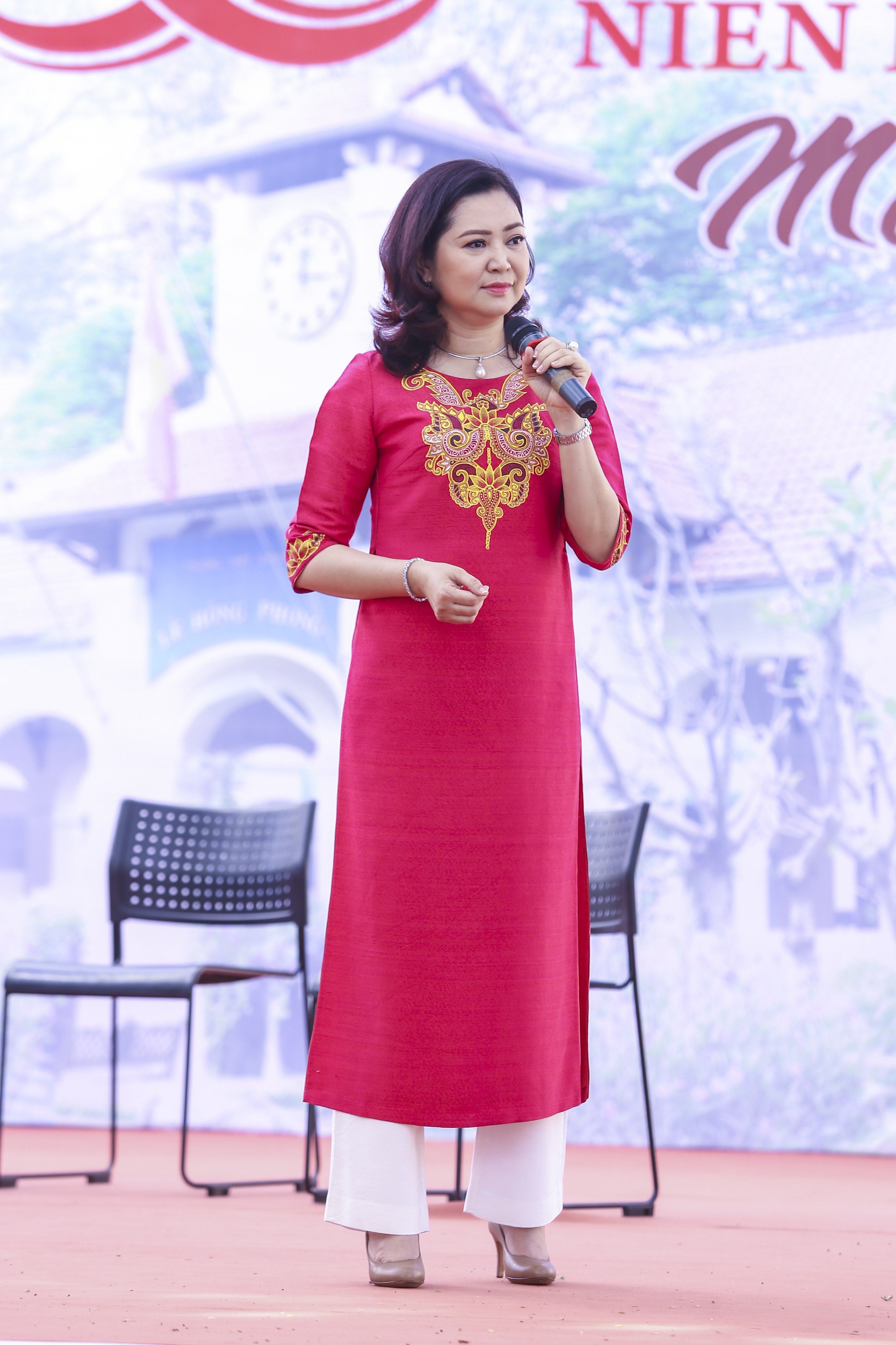 Đồng phục áo dài của Peony Boutique đẹp tinh tế trong ngày kỷ niệm 30 năm tốt nghiệp của niên khóa 1985 - 1988, trường THPT Lê Hồng Phong.