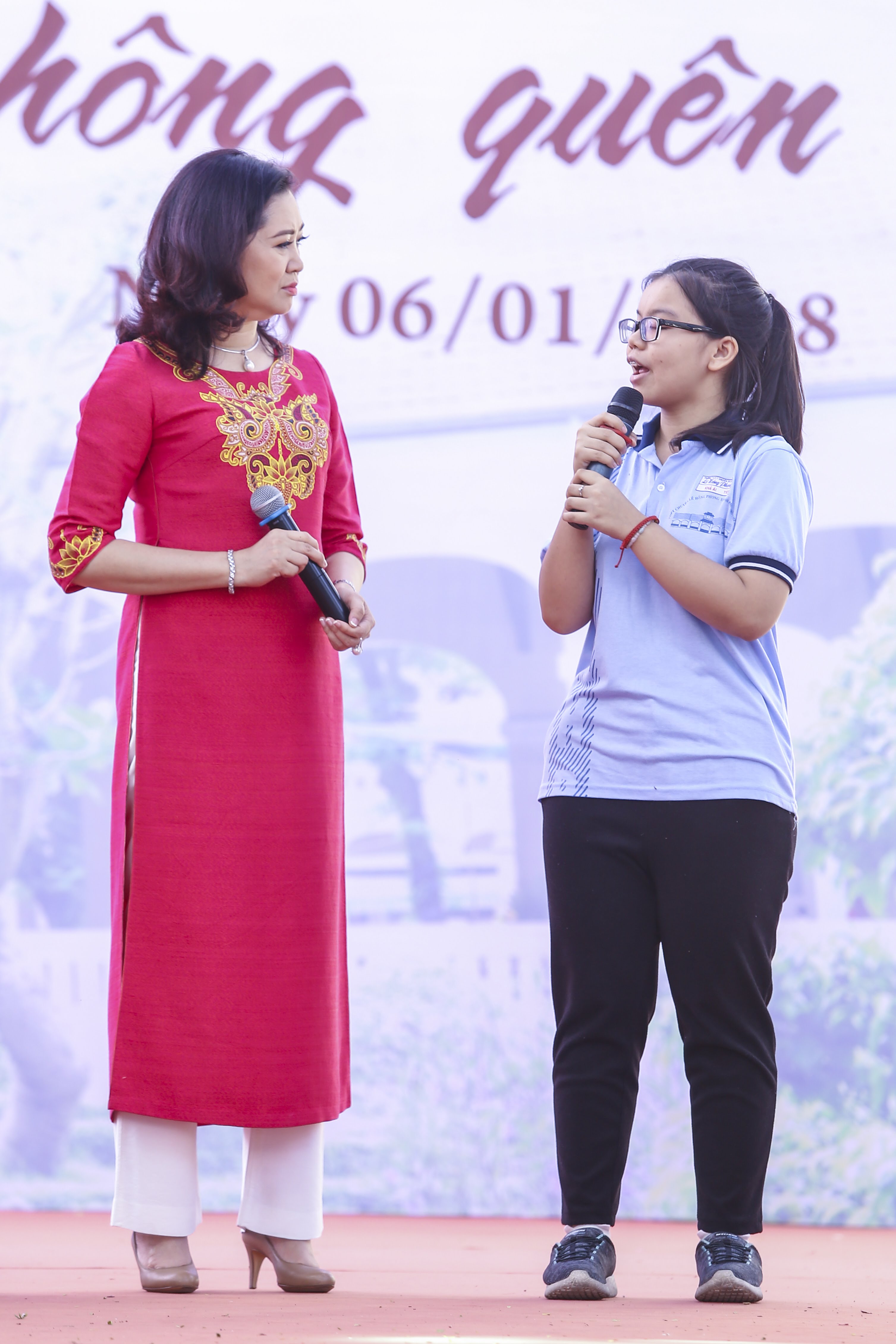 Nhà sáng lập Peony gặp gỡ các thế hệ học sinh trẻ trong buổi lễ  kỷ niệm của trường THPT Lê Hồng Phong