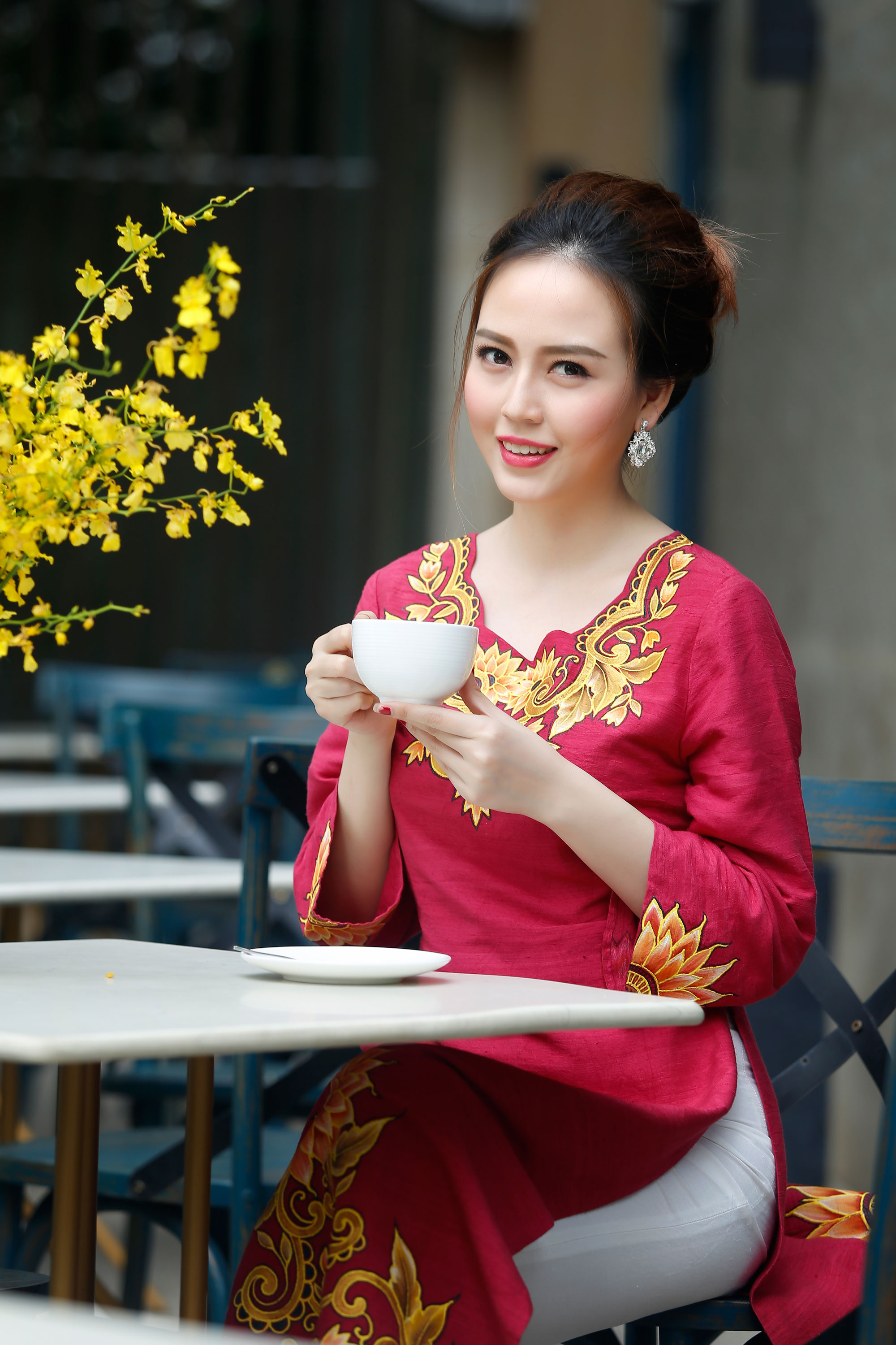 Cảm nhận vẻ đẹp tinh tế của BST áo dài : Sắc Xuân Muôn Màu.