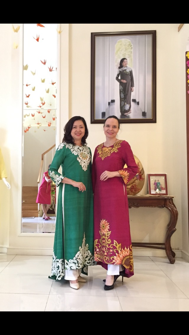 Đại sứ Nga đến thăm và trải nghiệm áo dài tại Peony Boutique