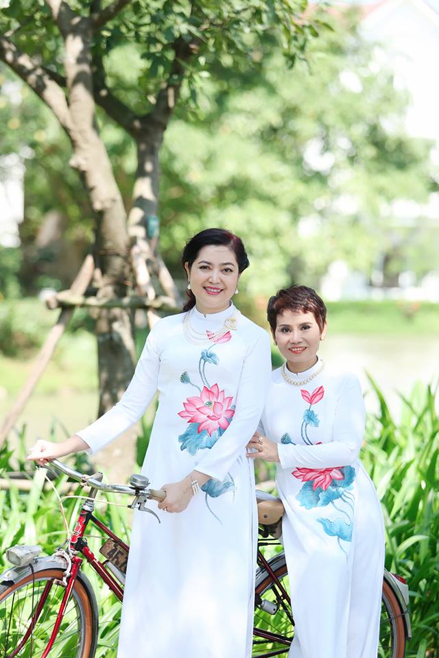 Peony&Iris cùng xe đạp cổ Peugeot trong chương trình Áo Dài mùa thu Hà Nội (29/09/2018).